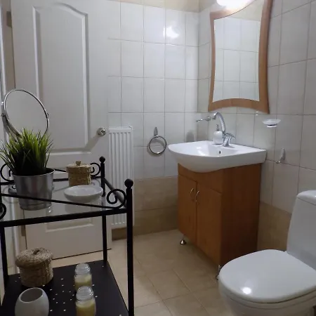 Dragan's House • 2 Floor Maisonette | 2bd | 2wc Apartament